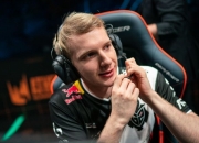 雷火电竞简介-RNG险胜FLY，CoreJJ操刀奇招英雄翻盘小组赛3:1（广州）