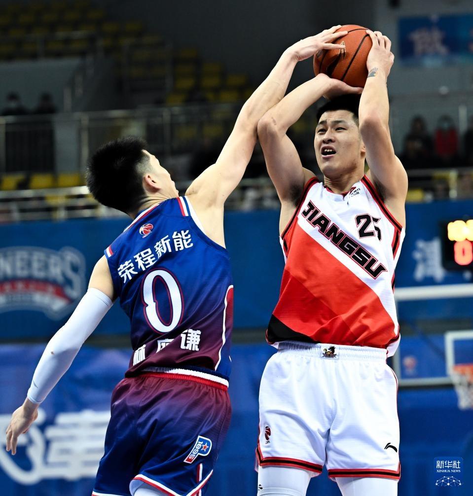 江苏男篮主场大胜浙江队,实力碾压对手 江苏男篮主场大胜浙江队,实力碾压对手