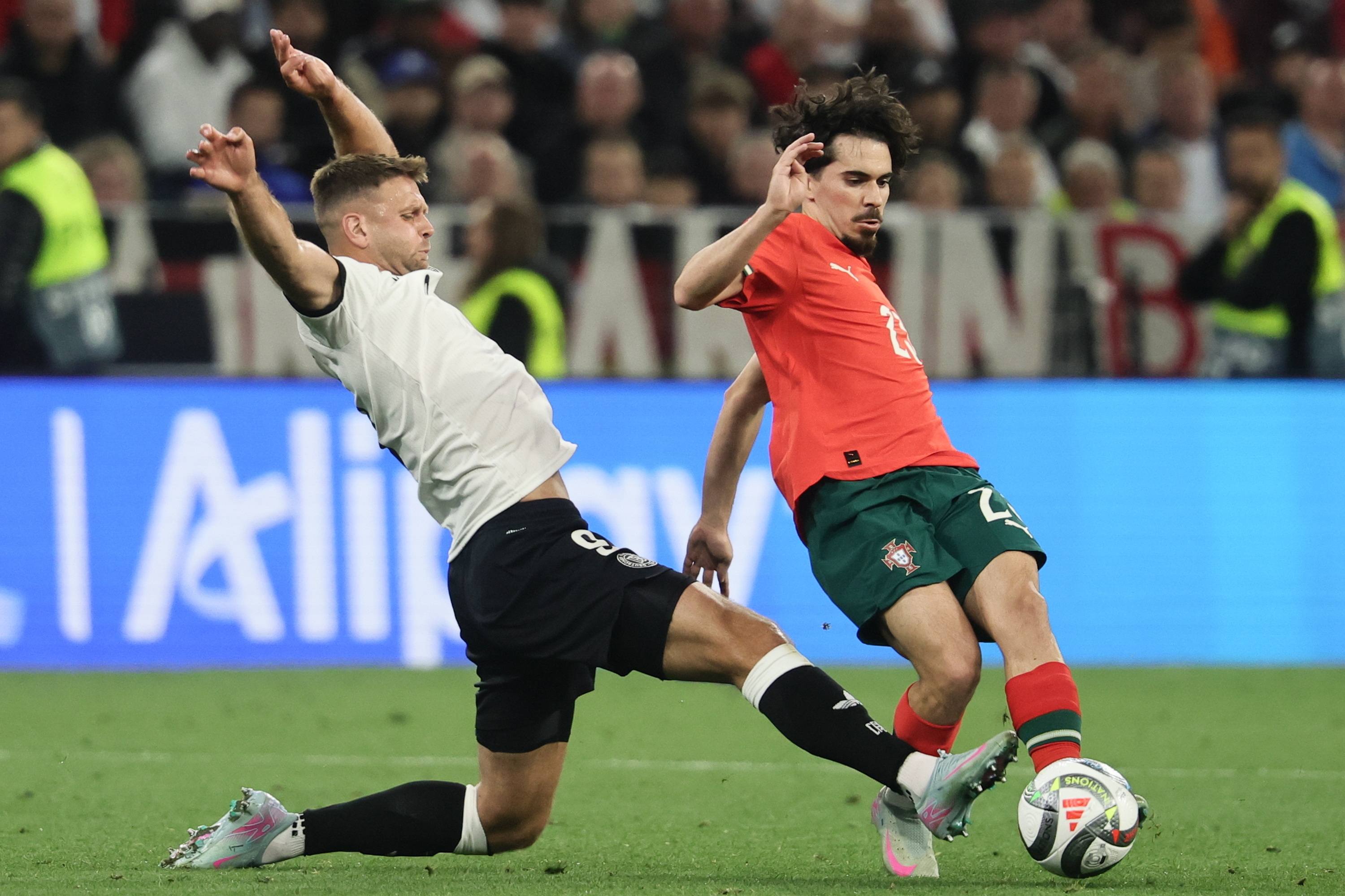 葡萄牙队完胜英格兰队，梁靖崑刷新纪录